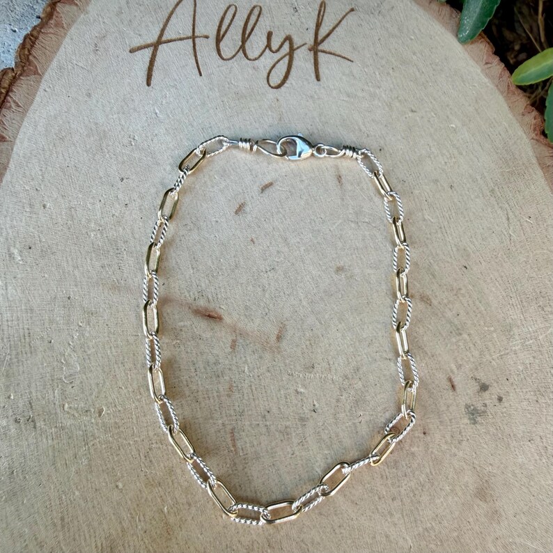 Pulseira em Prata de Lei com Detalhe em Ouro 14k • Corrente Torcida • Combinação de Metais • imagem 8