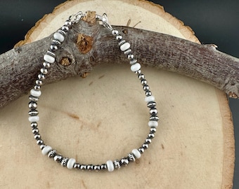 Pulsera de perlas del desierto y turquesa blanca de plata esterlina del suroeste • Pulsera apilable de plata