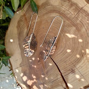 Boucles d'oreilles feuilles de cuivre et d'argent • Boucles d'oreilles pendantes en métaux mixtes image 3