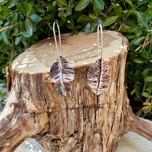 Boucles d'oreilles feuilles de cuivre et d'argent • Boucles d'oreilles pendantes en métaux mixtes image 2
