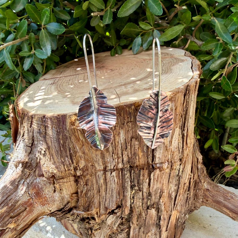 Boucles d'oreilles feuilles de cuivre et d'argent • Boucles d'oreilles pendantes en métaux mixtes image 2