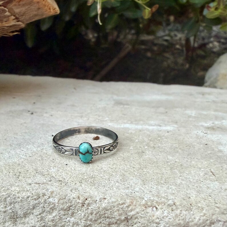 Turquoise Sterling Silver Dainty Band Ring • Number 8 Turquoise • Butterfly Floral Pattern imagem 5