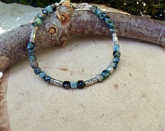 Bracelet en tourmaline bleue • Pierres de 4 mm • Détails en argent de Bali