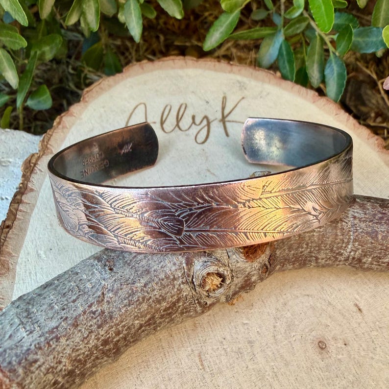 Brazalete de cobre con relieve de plumas • Pulsera rústica de cobre en bruto • Joyería del suroeste forjada a mano imagen 6