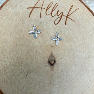 Pendientes de plata de ley con el símbolo del sol Zia • Pendientes minimalistas de estilo western • Pendientes para uso diario imagen 7