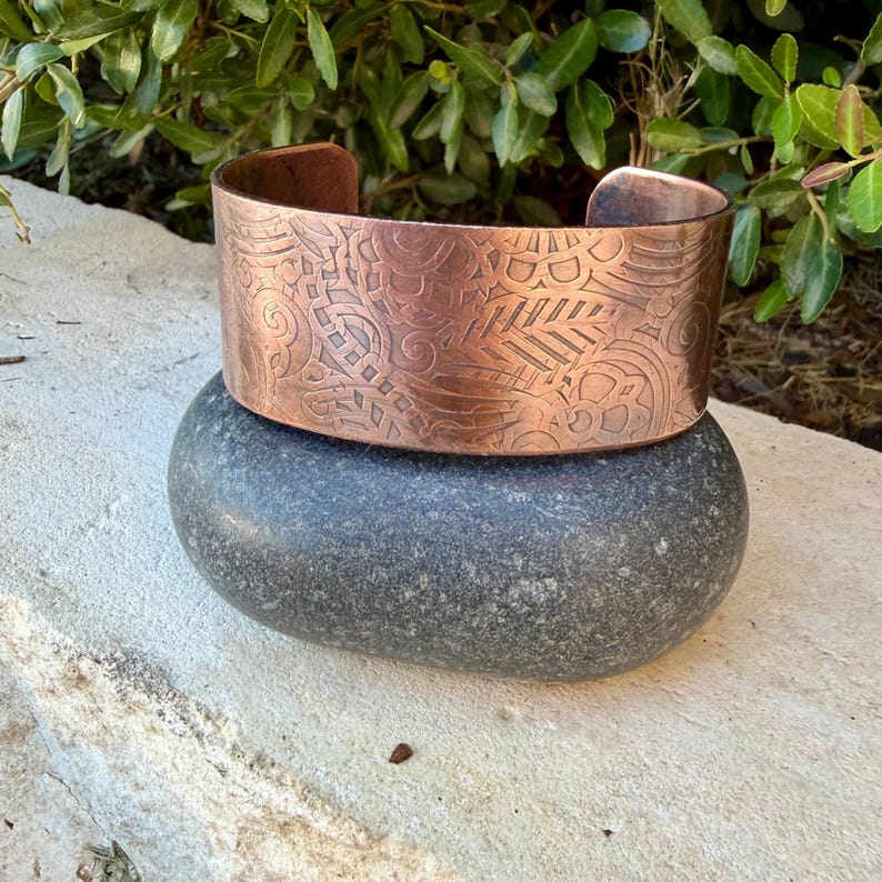 Brazalete retro de cobre con relieve floral • Pulsera rústica de cobre sin tratar • Joyería del suroeste forjada a mano imagen 4