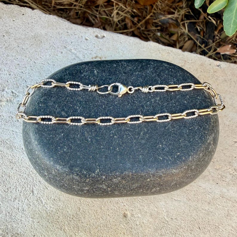 Pulseira em Prata de Lei com Detalhe em Ouro 14k • Corrente Torcida • Combinação de Metais • imagem 9