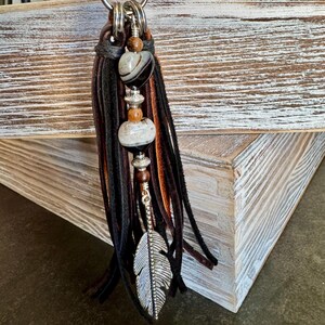 Borla de cuero para bolso con ágata negra de esmoquin, borla de cuentas para bolso, accesorio con piedras preciosas, dije único para bolso, dije de cuero para bolso