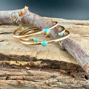 Rustic Brass Cuff Set with Kingman Turquoise • Handcrafted 3-Piece Bracelet Collection afbeelding 11