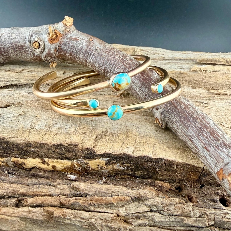 Rustic Brass Cuff Set with Kingman Turquoise • Handcrafted 3-Piece Bracelet Collection afbeelding 11