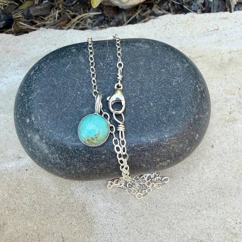 Collier pendentif turquoise en argent sterling • Style minimaliste du Sud-Ouest image 5