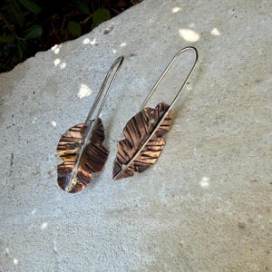 Boucles d'oreilles feuilles de cuivre et d'argent • Boucles d'oreilles pendantes en métaux mixtes image 6