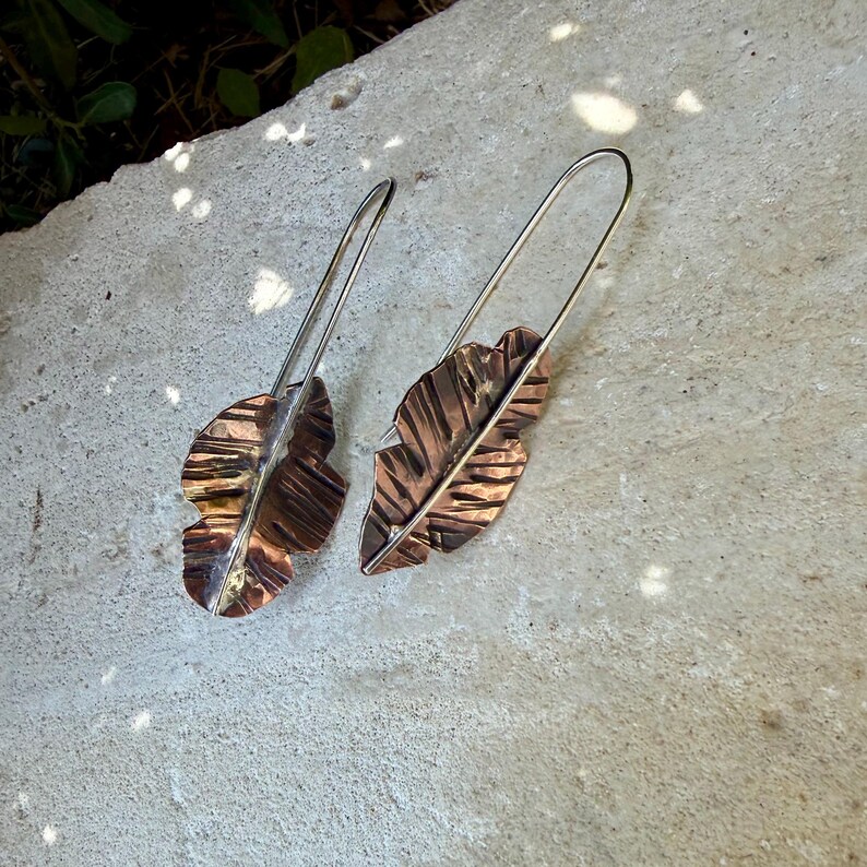 Boucles d'oreilles feuilles de cuivre et d'argent • Boucles d'oreilles pendantes en métaux mixtes image 6