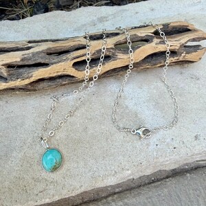 Collier pendentif turquoise en argent sterling • Style minimaliste du Sud-Ouest image 8