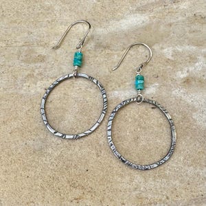 Pendientes circulares de plata de ley con turquesa: joyería artesanal hecha a mano. imagen 1