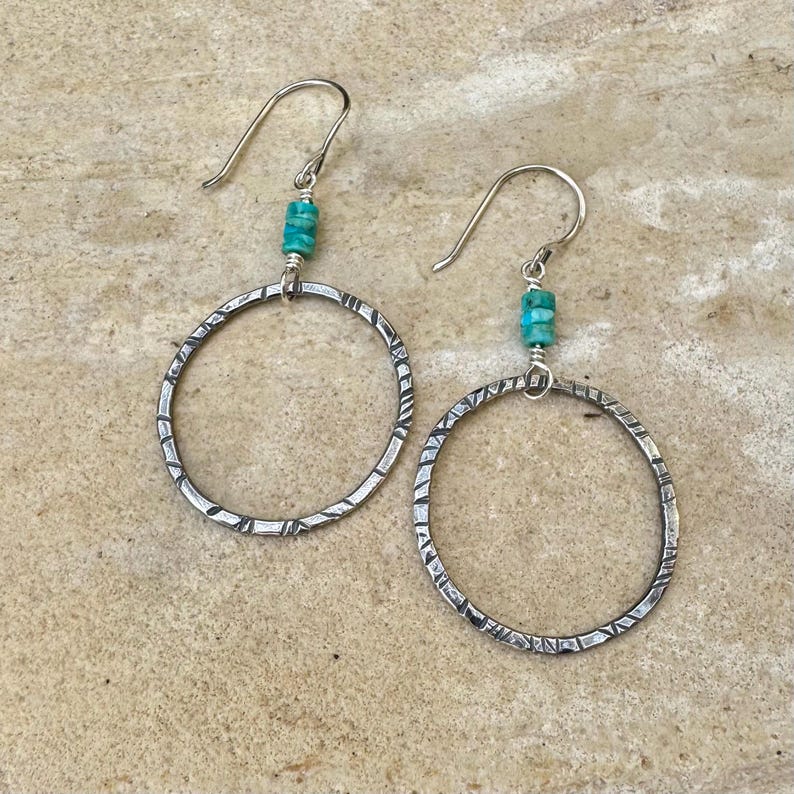 Pendientes circulares de plata de ley con turquesa: joyería artesanal hecha a mano. imagen 1
