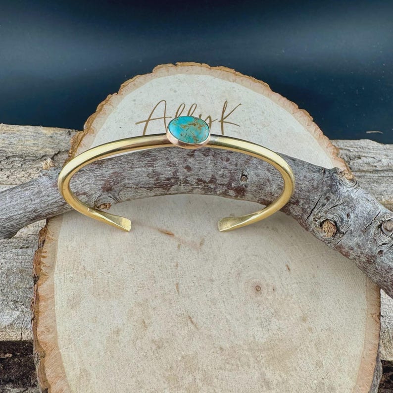 Rustic Brass Cuff Set with Kingman Turquoise • Handcrafted 3-Piece Bracelet Collection afbeelding 5