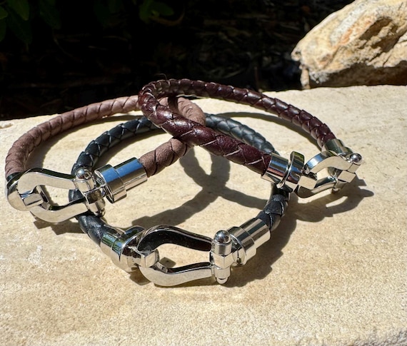 Leather bracelet with stainless steel horseshoe shackle