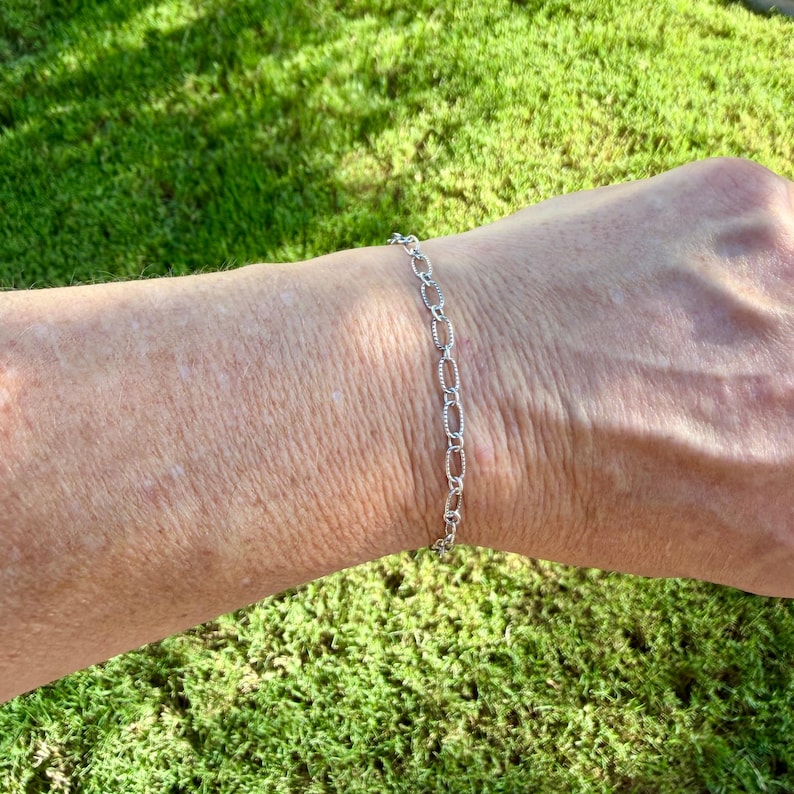 Silver Oval Link Bracelet • Textured Sterling Chain • Everyday Layering imagem 2
