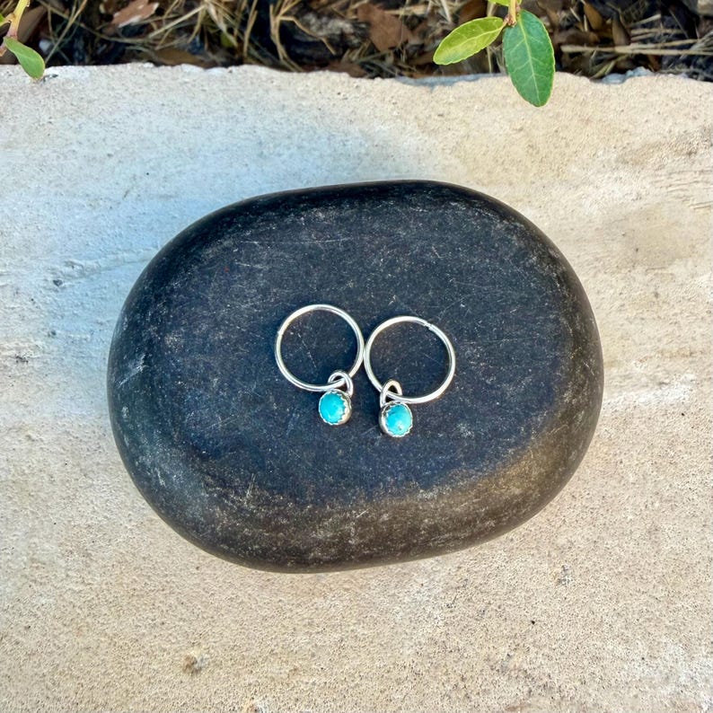 Pendientes de aro Sterling Sleeper • 12 mm o 15 mm • Colgante de turquesa Kingman • Individual o en pares imagen 9