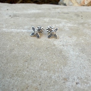 Pendientes de plata de ley con el símbolo del sol Zia • Pendientes minimalistas de estilo western • Pendientes para uso diario imagen 8