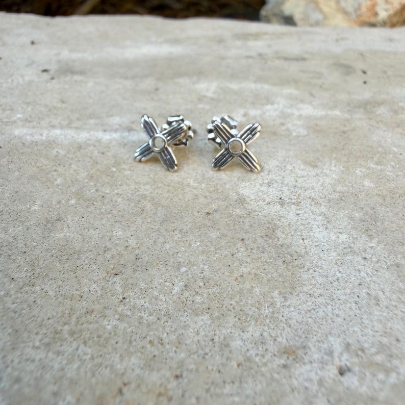 Pendientes de plata de ley con el símbolo del sol Zia • Pendientes minimalistas de estilo western • Pendientes para uso diario imagen 8