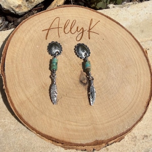 Oval Concho Turquoise Heishi Earrings • Sterling Silver • Feather Dangle immagine 6