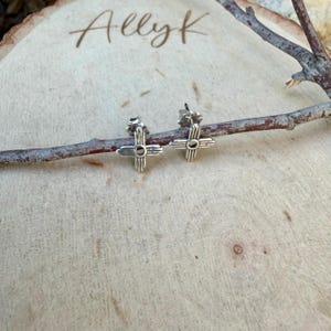 Pendientes de plata de ley con el símbolo del sol Zia • Pendientes minimalistas de estilo western • Pendientes para uso diario imagen 5