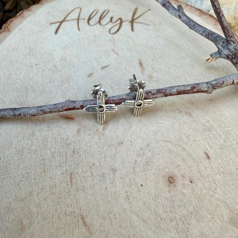 Pendientes de plata de ley con el símbolo del sol Zia • Pendientes minimalistas de estilo western • Pendientes para uso diario imagen 5