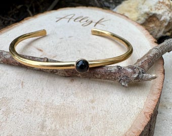 Elegant mässingsarmband - Fin svart onyxbezel, justerbar