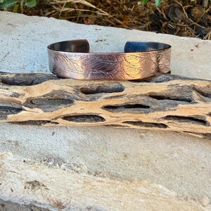 Brazalete de cobre con relieve de plumas • Pulsera rústica de cobre en bruto • Joyería del suroeste forjada a mano imagen 7