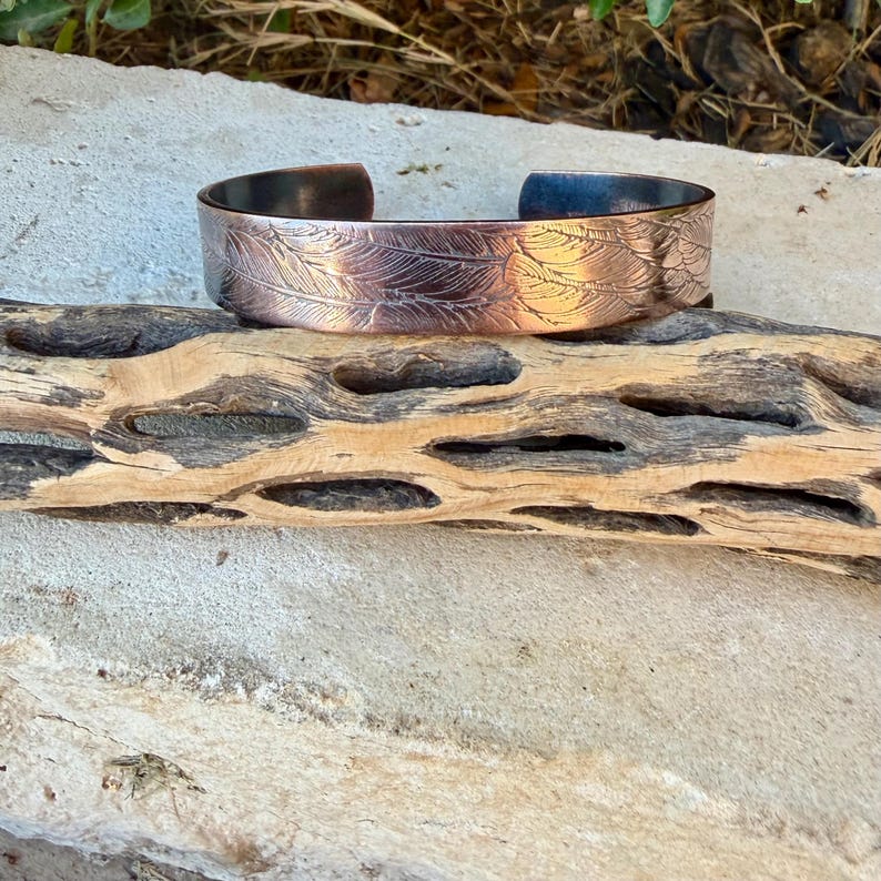 Brazalete de cobre con relieve de plumas • Pulsera rústica de cobre en bruto • Joyería del suroeste forjada a mano imagen 7