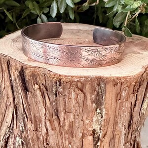Brazalete de cobre con relieve de plumas • Pulsera rústica de cobre en bruto • Joyería del suroeste forjada a mano imagen 2