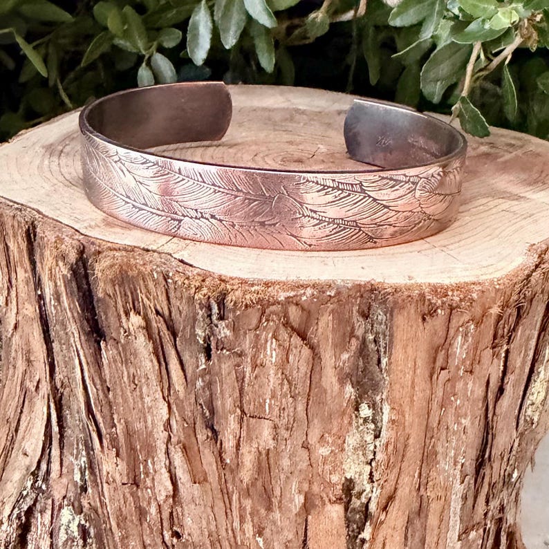 Brazalete de cobre con relieve de plumas • Pulsera rústica de cobre en bruto • Joyería del suroeste forjada a mano imagen 2
