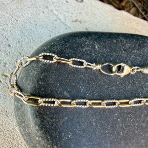 Pulseira em Prata de Lei com Detalhe em Ouro 14k • Corrente Torcida • Combinação de Metais • imagem 6