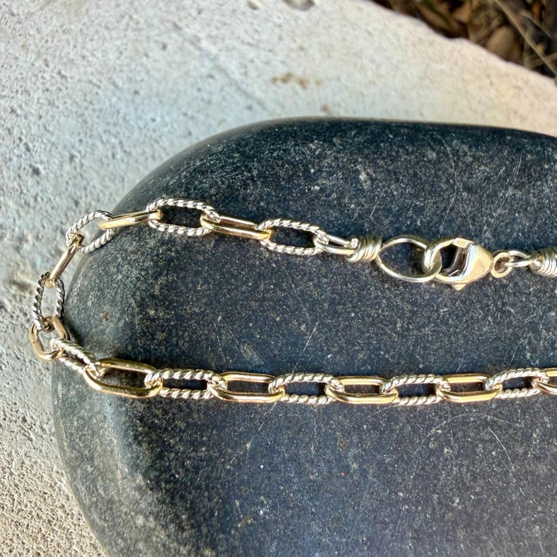 Pulseira em Prata de Lei com Detalhe em Ouro 14k • Corrente Torcida • Combinação de Metais • imagem 6
