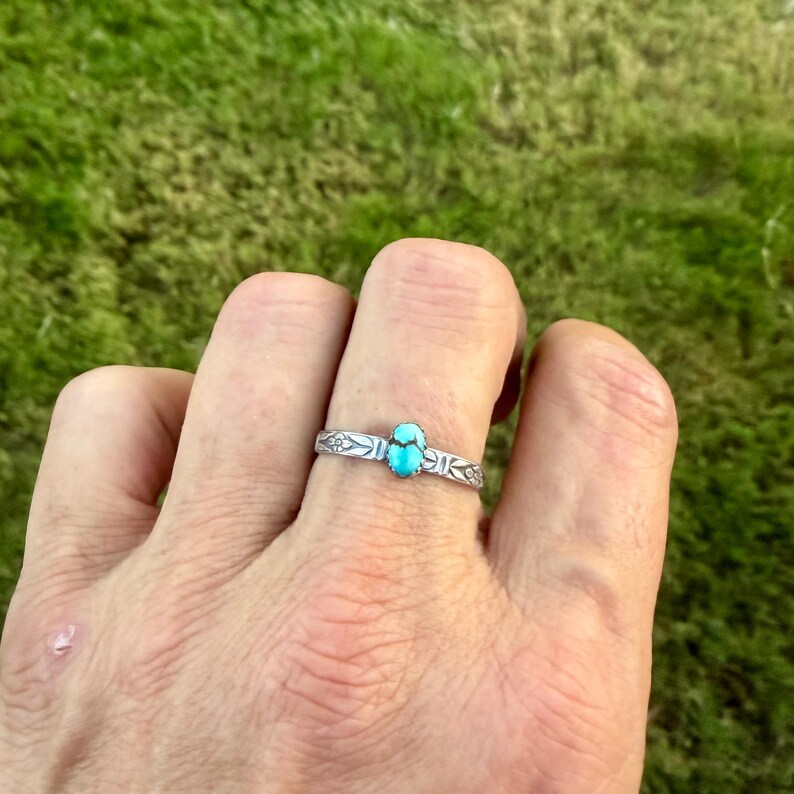 Turquoise Sterling Silver Dainty Band Ring • Number 8 Turquoise • Butterfly Floral Pattern imagem 4