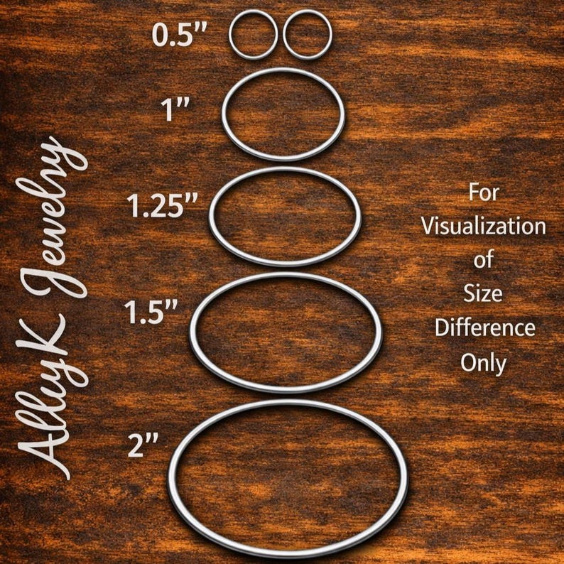 Puede incluir: Exhibici&oacute;n de pendientes de aro plateados en varios tama&ntilde;os, que van desde 1,3 cm hasta 5,1 cm. El texto "For Visualization of Size Difference Only" es visible. Tambi&eacute;n se muestra la marca "Alliyk Jewelry".