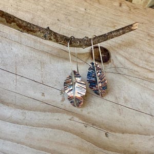 Boucles d'oreilles feuilles de cuivre et d'argent • Boucles d'oreilles pendantes en métaux mixtes image 4