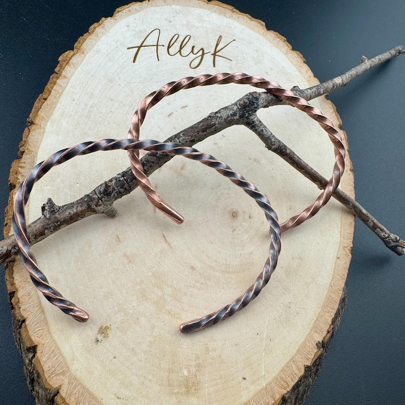 Handsmidda kopparmanschettarmband • Set om 2 • Rustika stapelbara manschetter 1 Shiny 1 Oxidized