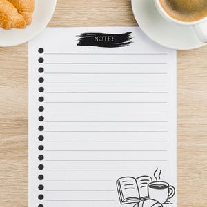 Peut inclure: Vue de dessus d'un bloc-notes avec le mot "NOTES" au-dessus de papier ligné. Un dessin d'un livre, d'une tasse de café et d'un croissant se trouve dans le coin inférieur droit. Une assiette avec des croissants et une tasse de café sont également dans l'image.