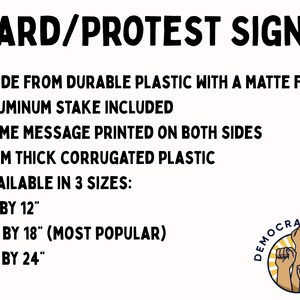 Op de afbeelding: Wit bord met zwarte tekst "YARD/PROTEST SIGNS". Kenmerken: duurzaam plastic, aluminium paal en dubbelzijdige bedrukking. Verkrijgbaar in drie maten: 45,7 cm x 30,5 cm, 61 cm x 45,7 cm en 91,4 cm x 61 cm. Inclusief een "Democracy Gear" logo.