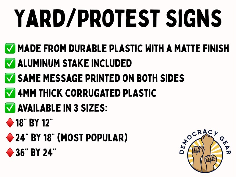 Op de afbeelding: Wit bord met zwarte tekst "YARD/PROTEST SIGNS". Kenmerken: duurzaam plastic, aluminium paal en dubbelzijdige bedrukking. Verkrijgbaar in drie maten: 45,7 cm x 30,5 cm, 61 cm x 45,7 cm en 91,4 cm x 61 cm. Inclusief een "Democracy Gear" logo.