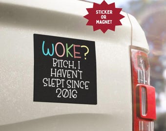 Naklejka/magnes antytrumpowski: Zabawna naklejka polityczna „Woke”