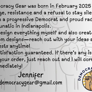 Op de afbeelding: Afbeelding met de tekst "Democracy Gear" en een logo met opgeheven vuisten. De tekst vermeldt de oprichting, waarden en contactgegevens van het bedrijf, inclusief een e-mailadres. De achtergrond is lichtgrijs met een vuistafbeelding.