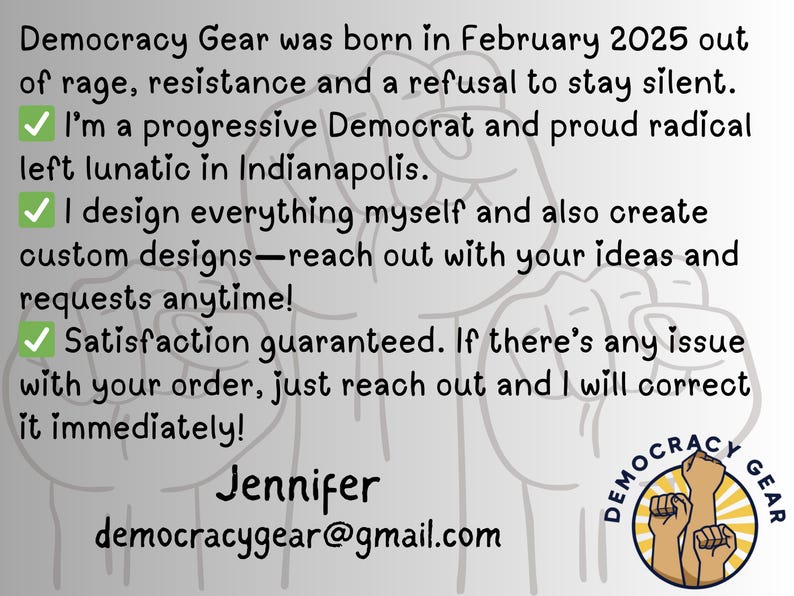 Op de afbeelding: Afbeelding met de tekst "Democracy Gear" en een logo met opgeheven vuisten. De tekst vermeldt de oprichting, waarden en contactgegevens van het bedrijf, inclusief een e-mailadres. De achtergrond is lichtgrijs met een vuistafbeelding.