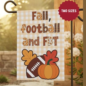 Peut inclure: Un drapeau de jardin sur le thème de l'automne avec les mots "Fall, football and FDT" dans une lettrine décorative. Le drapeau présente un ballon de football, une citrouille et des feuilles d'automne. Le fond est un motif à carreaux beige clair et blanc. Une étoile rouge dit "TWO SIZES".