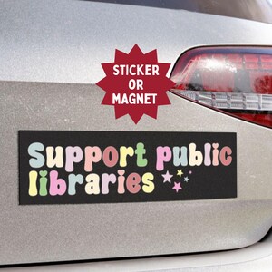 Könnte beinhalten: Ein schwarzer rechteckiger Aufkleber oder Magnet an einem Auto mit dem Text "Support public libraries" in bunten Buchstaben. Ein roter Stern darüber zeigt "Sticker oder Magnet".