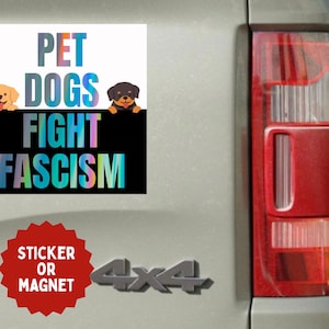 Può includere: Un adesivo o magnete con la scritta "PET DOGS FIGHT FASCISM" in un carattere olografico colorato. Il design include illustrazioni di cani dei cartoni animati. L'adesivo è rosso e lo sfondo è un veicolo.