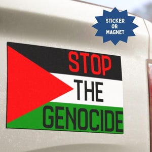 以下が含まれることがあります： パレスチナ国旗のデザインと「STOP THE GENOCIDE」の文字が赤と黒で描かれた長方形のステッカーまたはマグネット。ステッカーは白い車に貼られています。